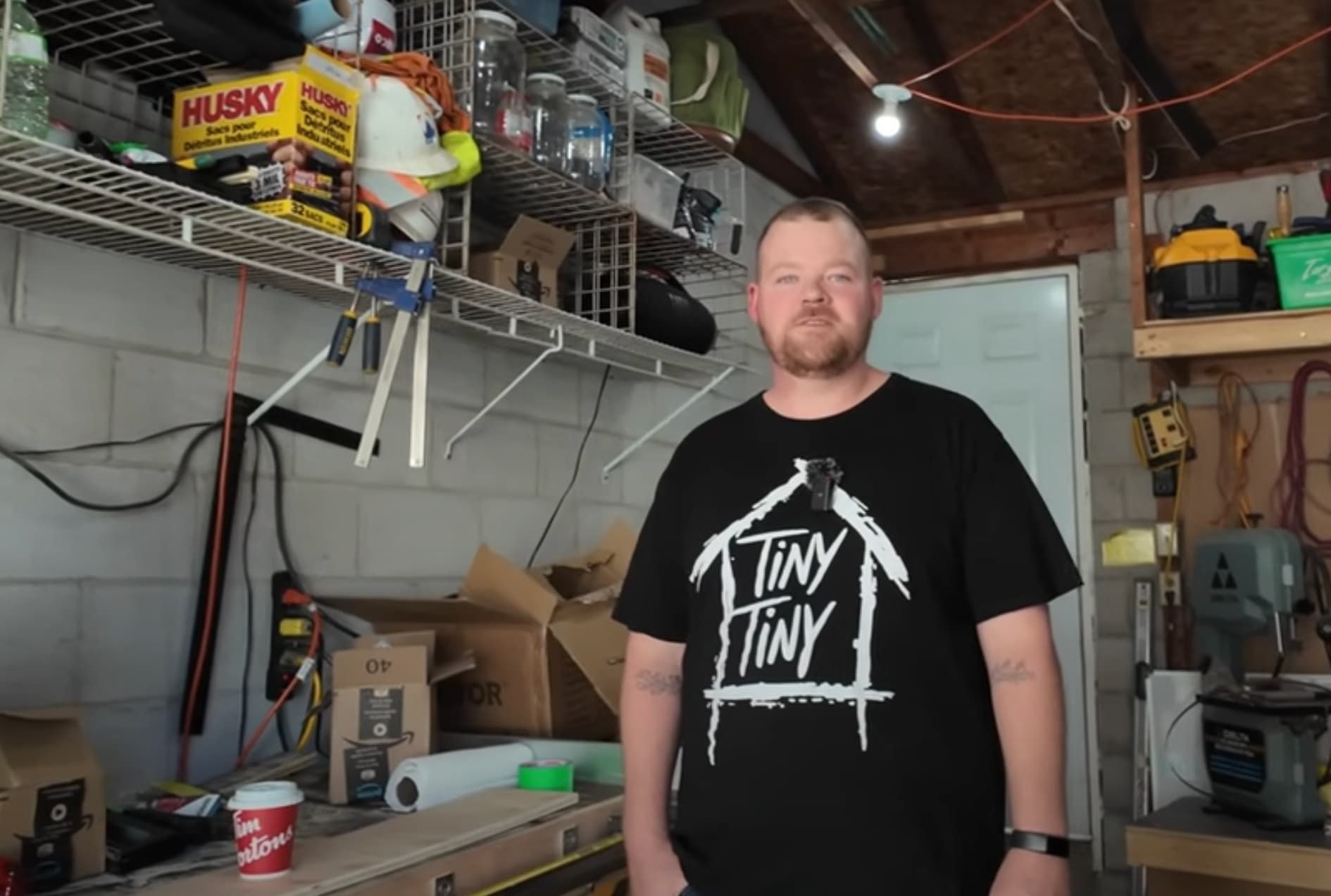 Ryan Donais, touché par la crise du logement à Toronto, a utilisé son expérience en construction pour créer des solutions temporaires pour les sans-abri